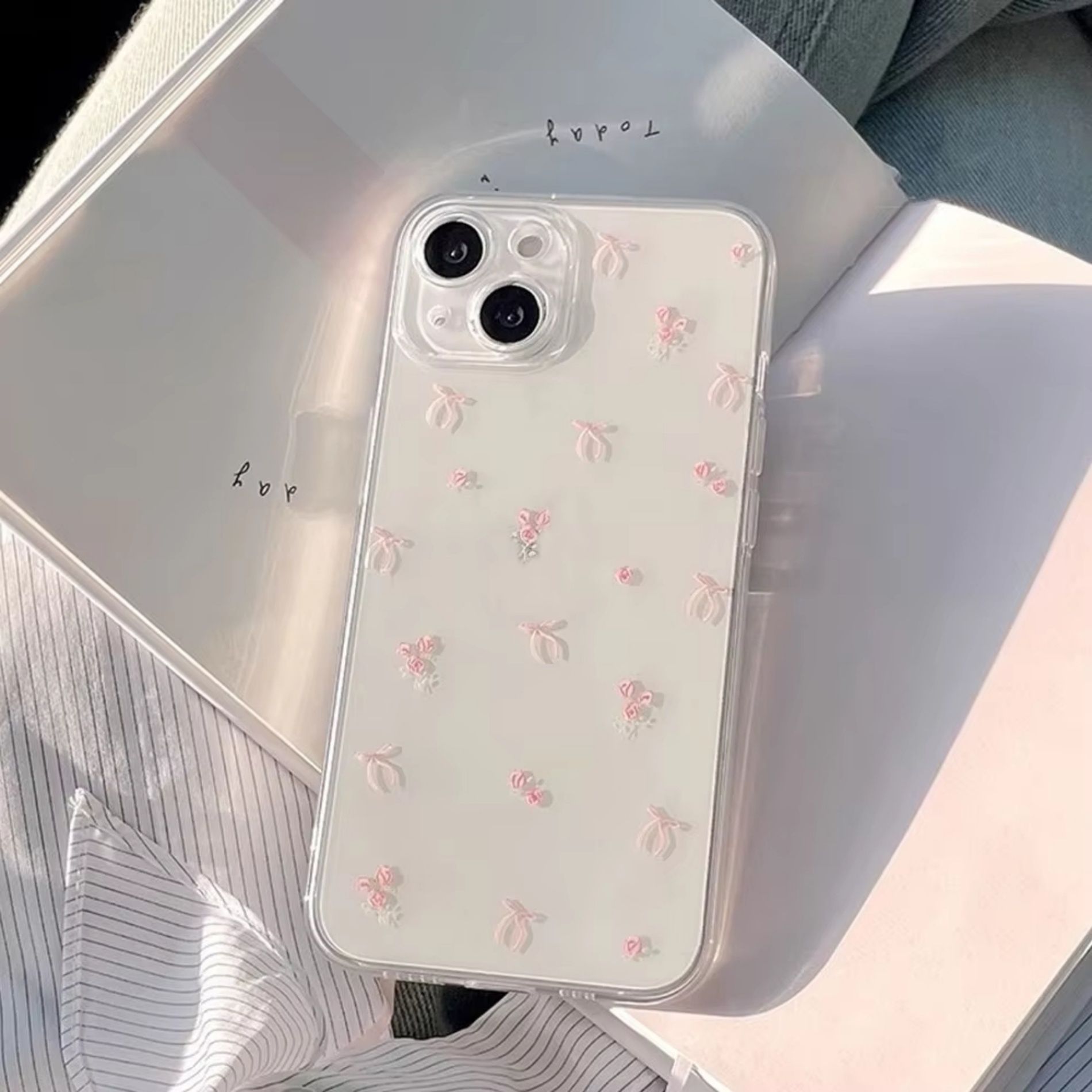 Phone Cases Iphone 13 - iPhone 18、17、16、15、14、13、12、11 Pro、Xs Max、8、7 Plus、17e、16e、Air、Miniに対応した、かわいらしいリボンとバラの花柄がプリントされた、透明で柔らかいTPU素材のケース。